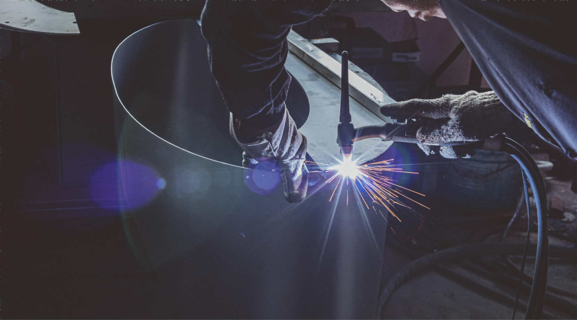 Base en métal poli à la main